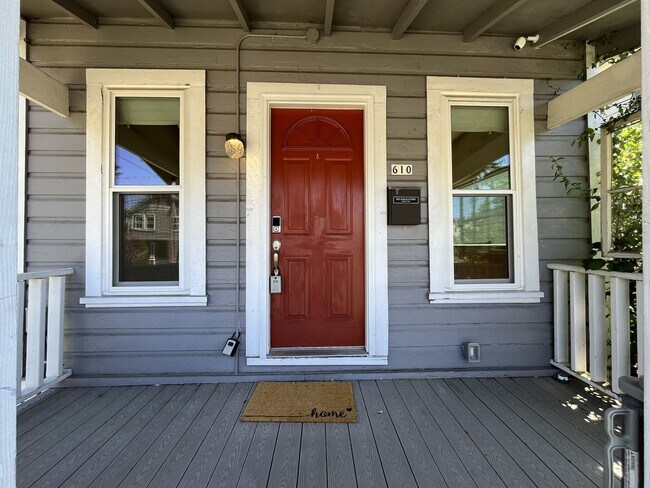 Foto del edificio - Charming Cottage with Hardwood Flooring, Modern Kitchen & Beautiful Outdoor Living Areas