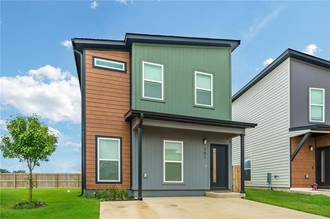 Building Photo - 751 St Charles Pl