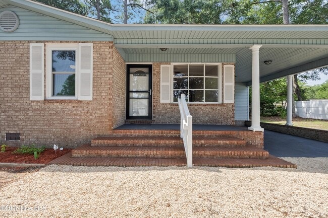 Building Photo - 1070 River Dr SW