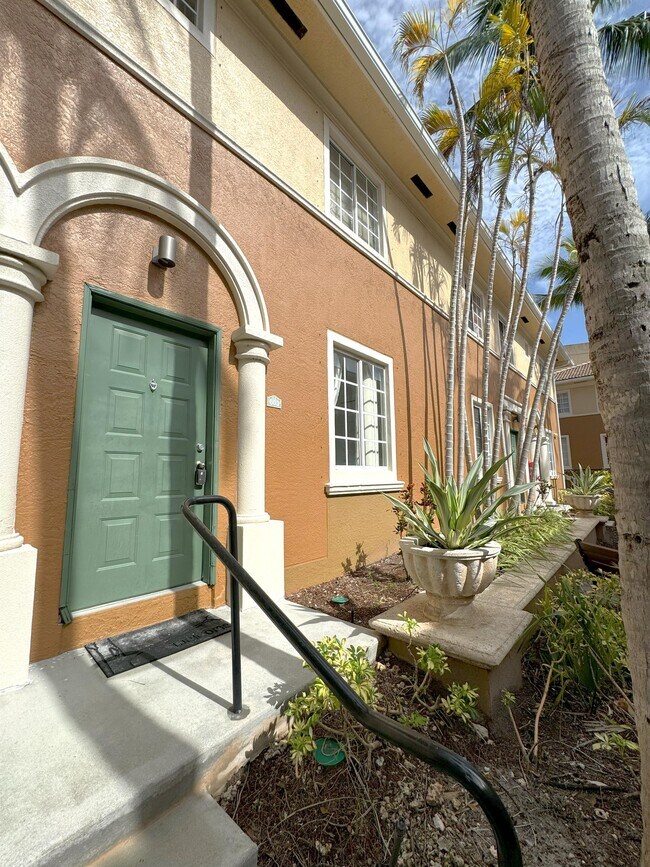 Building Photo - 2831 NE 185th St