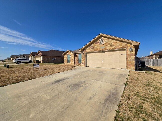 Foto del edificio - NEW IN MANAGEMENT - AVAILABLE NOW!