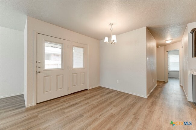 Building Photo - 119 Lost Trl