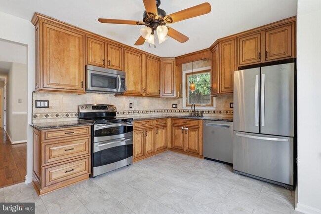 Building Photo - 7690 Green Garland Dr