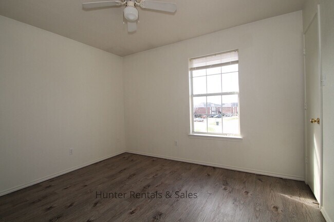 Foto del edificio - 1710 Spring Rose Cir