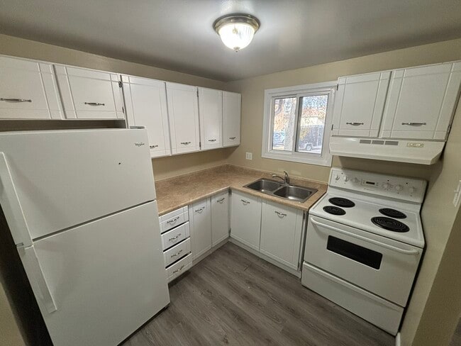 Photo du bâtiment - 325-325 Erb St. W