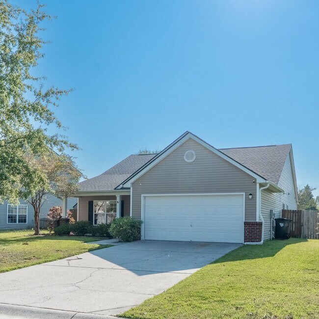 Foto del edificio - Spacious Home Near Downtown Summerville!