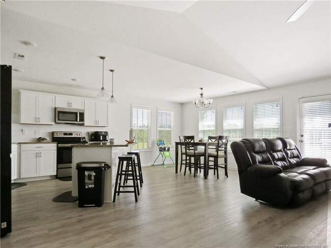 Foto del edificio - 751 Wallace McLean Rd