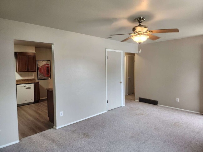 Building Photo - "Charming 4-Bed Home with 1.75 Baths in Co...