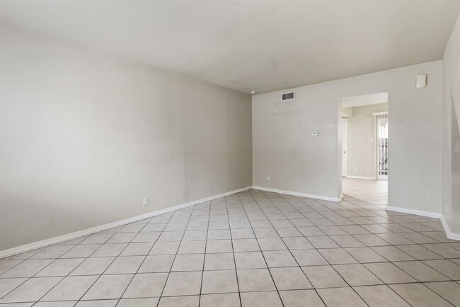 Building Photo - 8809 Dawnridge Cir