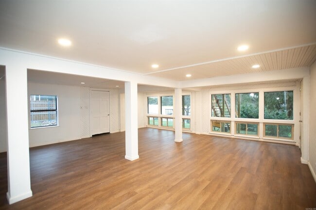 Building Photo - 13118 Old River Dr