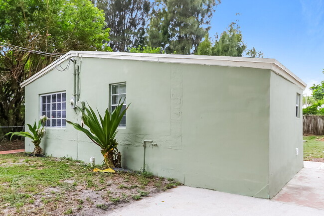 Building Photo - 5809 Pinewood Ave