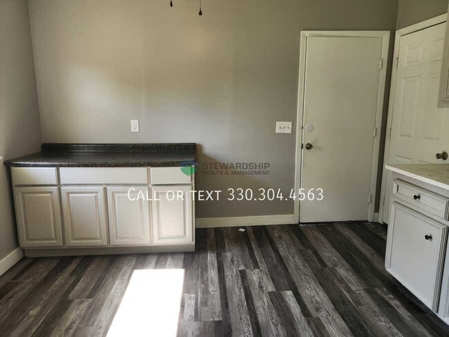 Building Photo - 15257 Lincoln Way W