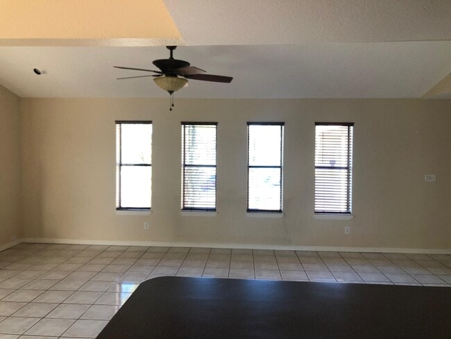 Foto del edificio - 230 Stern Dr