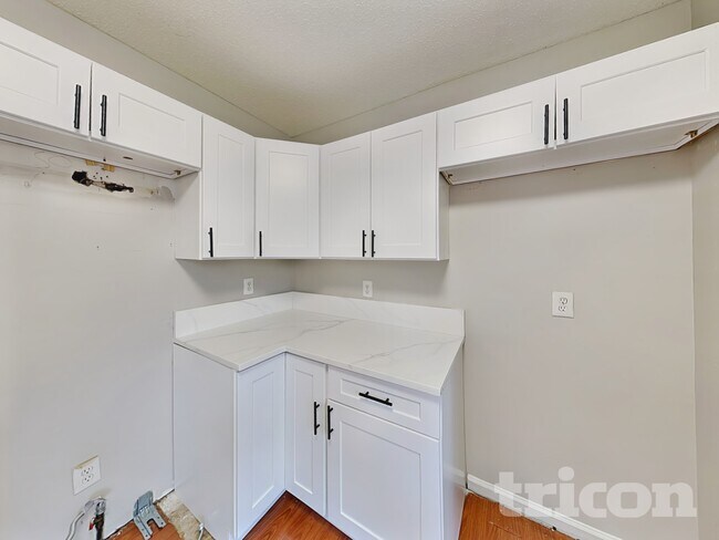 Building Photo - 5005 Hyacinth Ln