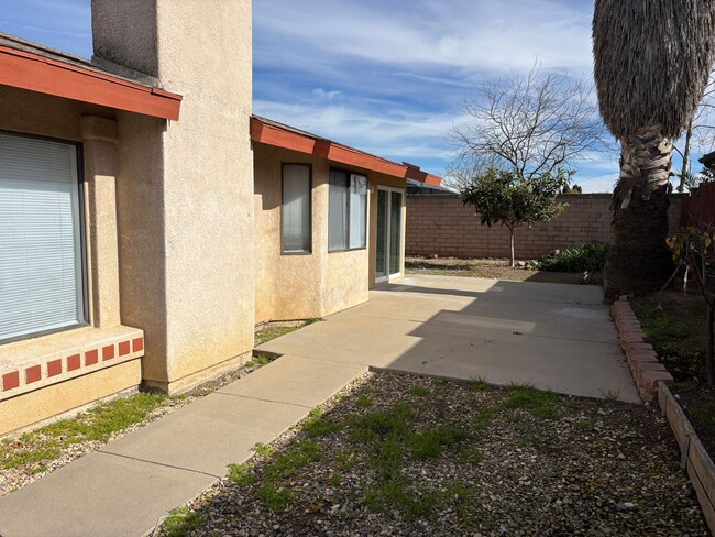 Foto del edificio - 1912 N Western Ave