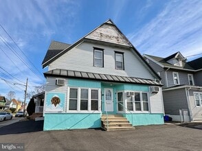 Building Photo - 3002 N Centre St