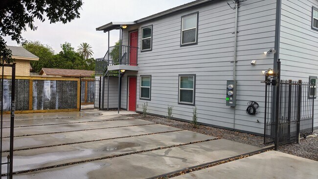 Foto del edificio - 917 Hendricks Ave