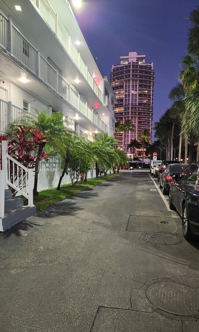 Foto del edificio - 10230 Collins Ave