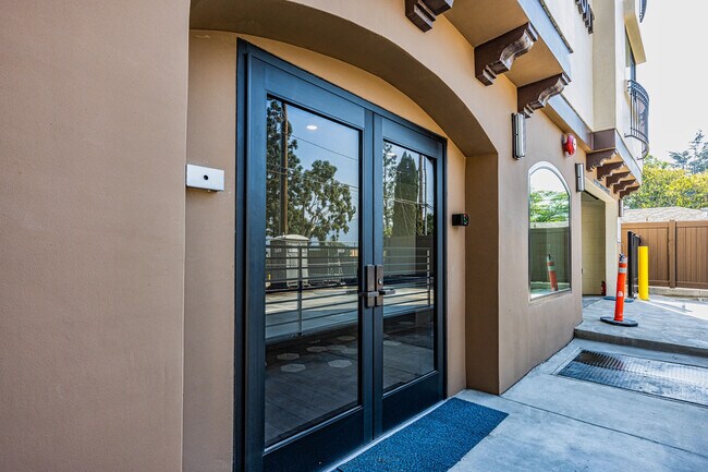 Foto del edificio - 4520 Rosemont Ave