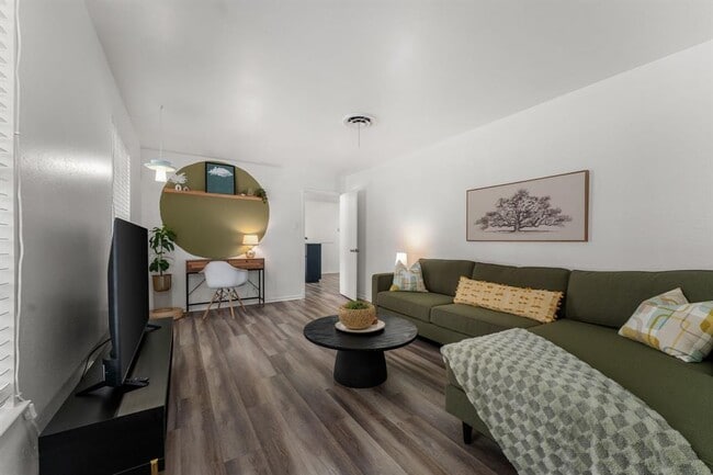 Foto del edificio - 7105 Lilac Ln