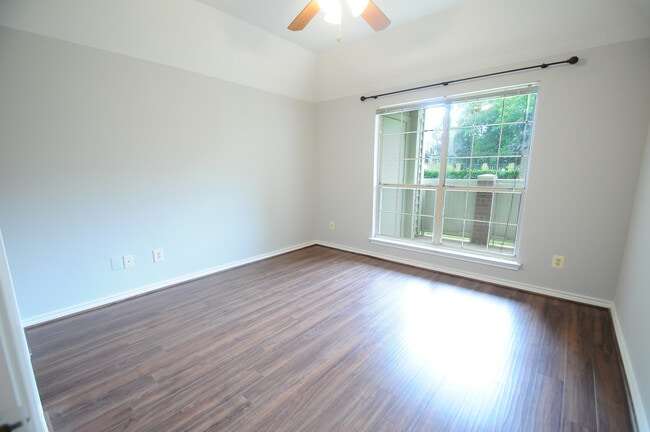 Building Photo - 3903 Penderview Dr