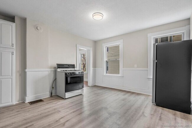 Building Photo - 49 Belden St