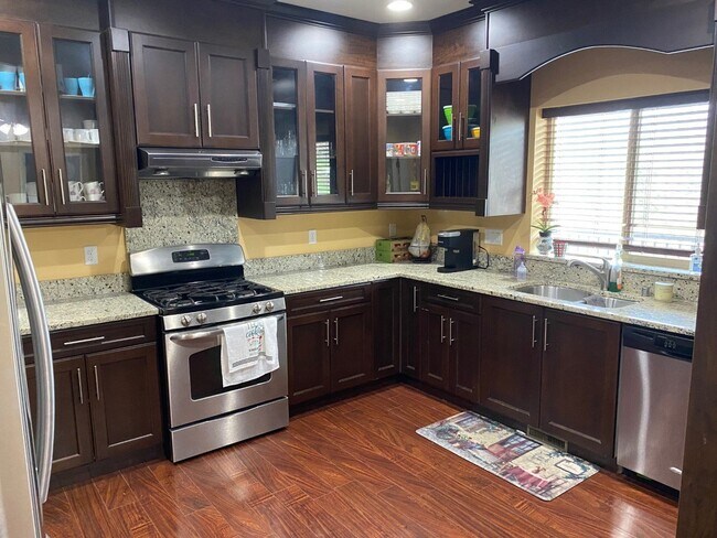 Foto del edificio - 5-Bedroom Home Located in Barkley Neighborhood