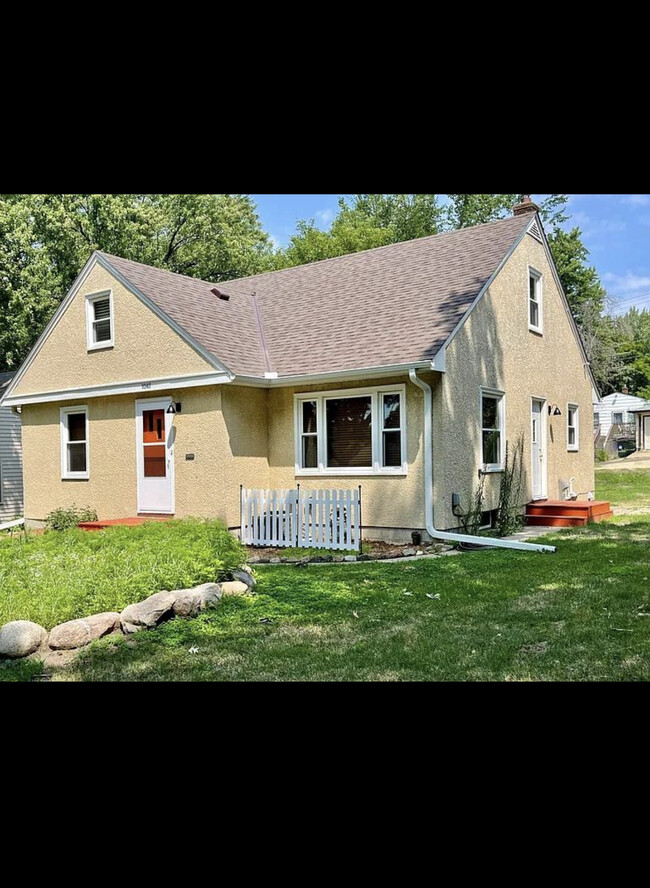 Building Photo - 1047 Jenks Ave E
