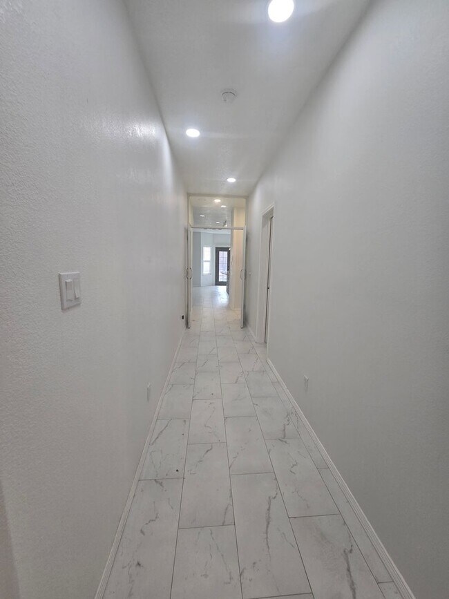 Foto del edificio - 5325 Caprock Ct NE