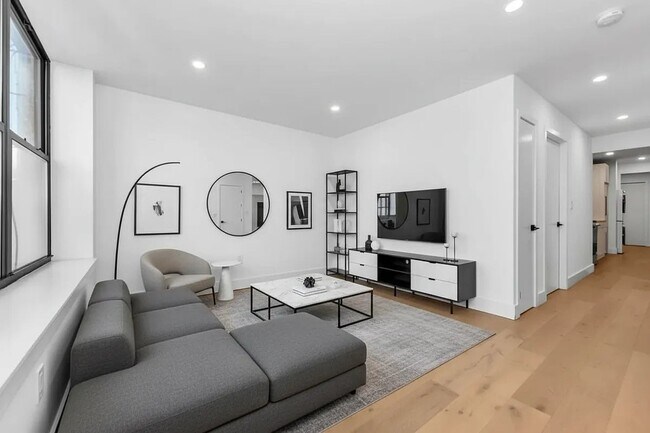 Building Photo - 166 E 7th St