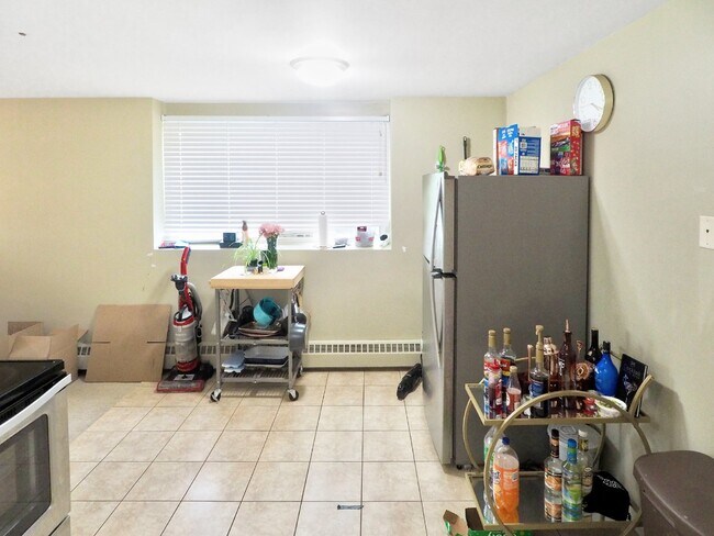 Building Photo - Clean and open 1 bedroom condo ready on Ju...