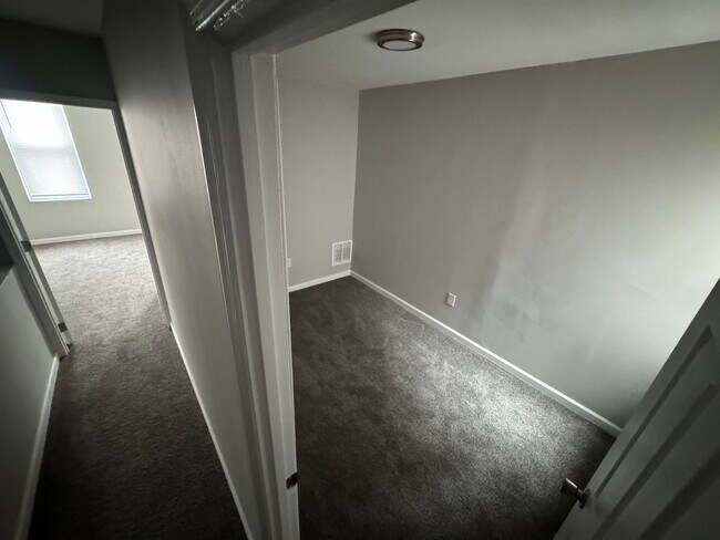 Building Photo - Fully Renovated 3-Bedroom Townhome in Brew...