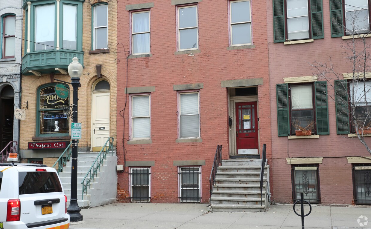Building Photo - 297 Lark St