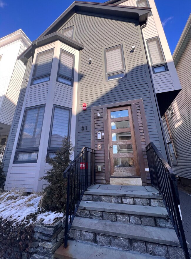 Building Photo - 32 Buttonwood St