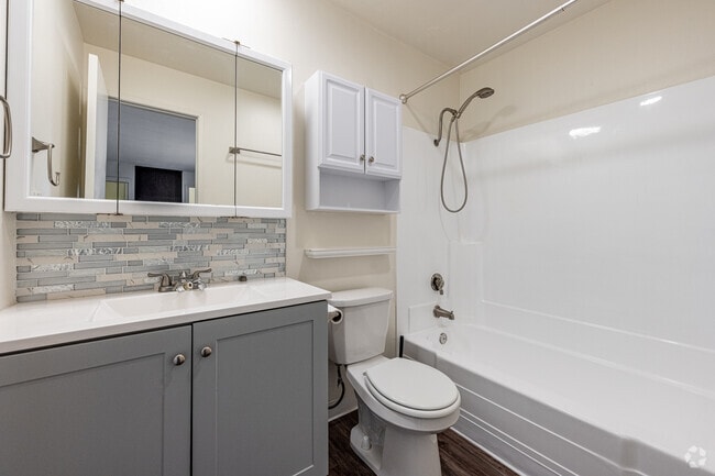 1BR, 1BA - 597SF - Bathroom - Luxe 1801