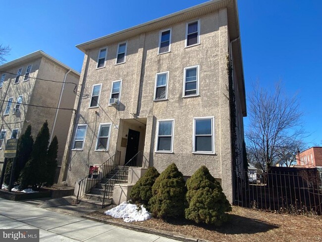 Building Photo - 141 Cooper Ave