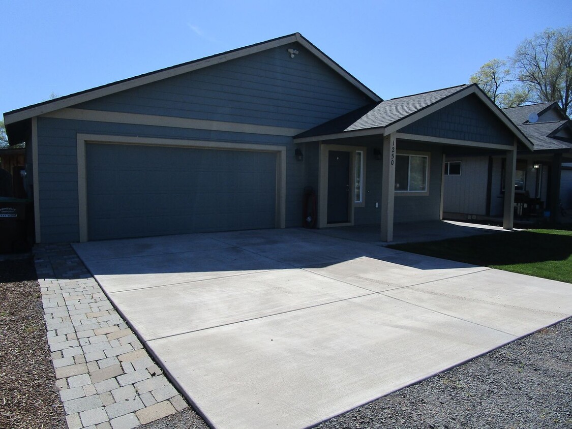 Foto principal - 3 Bedroom, 2 Bathroom Home with Ample Sola...