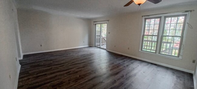 Foto del edificio - Very Charming 3 Bedroom And 2.5 Bathroom Townhouse With Private Deck In Country Creek