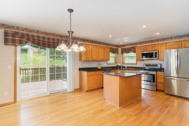 Fantastic floor plan filled w/ tons of natural lighting! - 4922 Rusten Rd