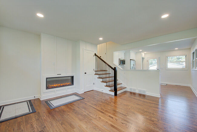 Building Photo - 823 N Ellsworth St