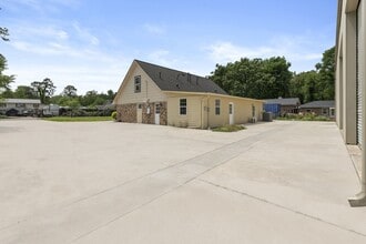 Building Photo - 1903 Pinewoods Way