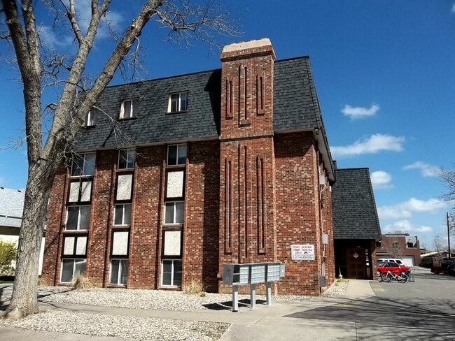 Building Photo - 308 E Oak St