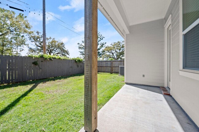Building Photo - Beautiful 3 bedroom home plus office!