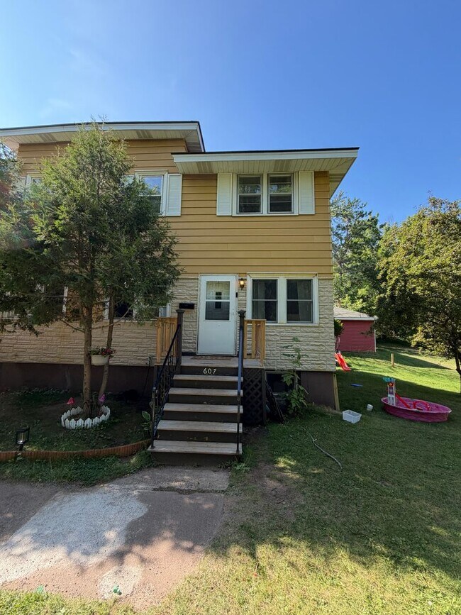 Foto del edificio - 607-607 Leicester Ave