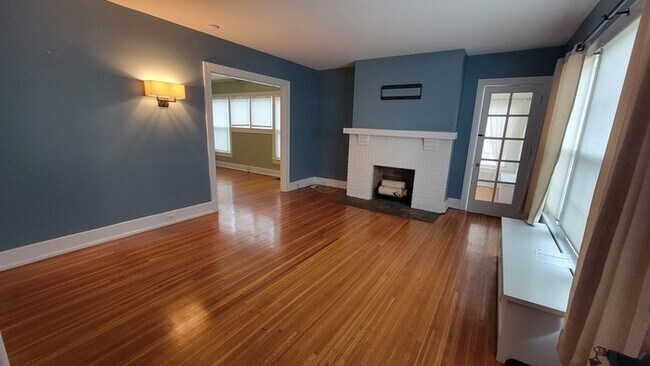 Building Photo - 2436 Boulevard Napoleon