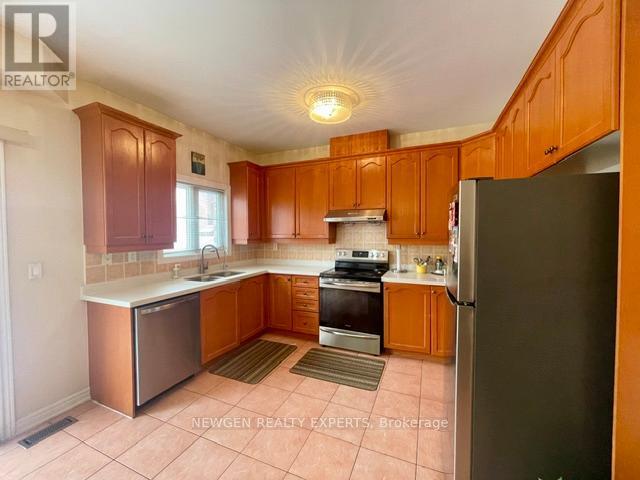 Photo du bâtiment - 42 Crystalview Crescent