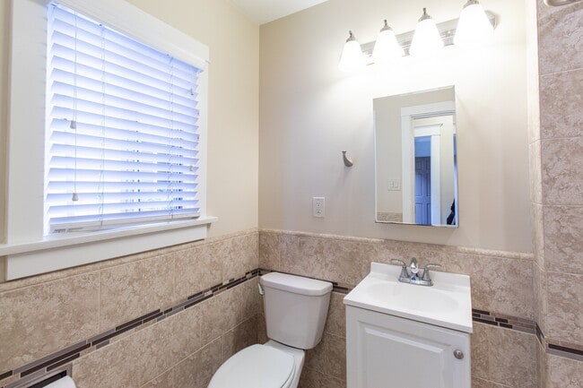 Building Photo - 1460 Gaviota Ave