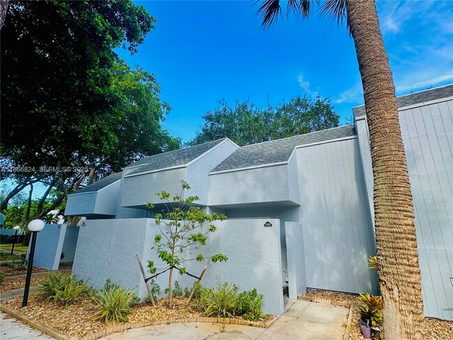 Foto del edificio - 33 Deer Creek Rd