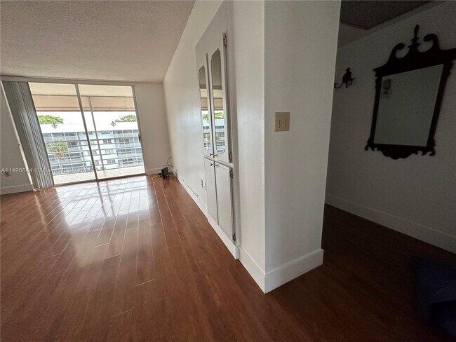 Foto del edificio - 3750 NE 170th St