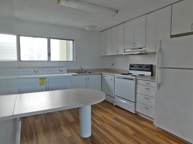 Foto del edificio - Spacious 2-Bedroom 1-Bath and 1-Parking at...